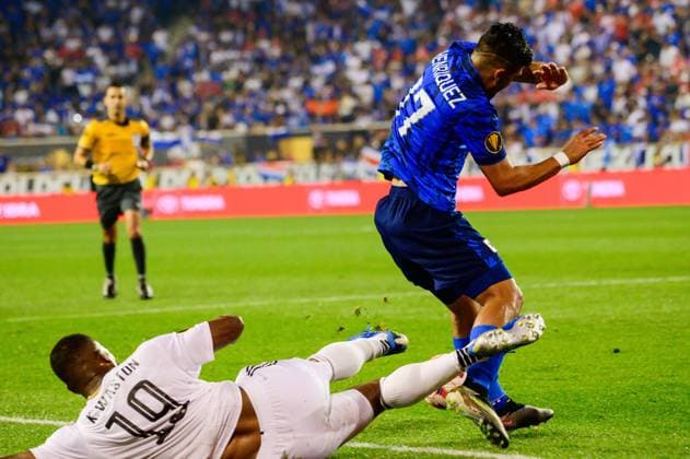 June 30, 2023, Harrrison, New Jersey, U.S: June 30, 2023, Harrison NJ- El Salvador player JAIRO HENRIQUEZ (17) fights for the ball against Costa Rica player, KENDALL WASHINGTON (19) during the CONCACAF game held at the RedBull Arena Harrrison U.S. - ZUMArf1_ 20230630_zaf_rf1_037 Copyright: xRickyxFitchettx