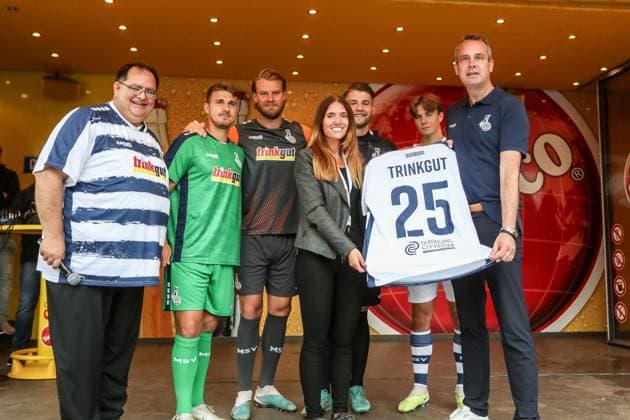 Sport Themen der Woche KW26 Fussball, 3.Liga Saison 2023 2024 Schauinsland reisen Familientag beim MSV Duisburg 01.07.2023, Trainingsgelände MSV Duisburg Verlängerung Trinkgut als Hauptsponsor Benjamin Girth (MSV Duisburg, 31) Vincent Mueller (MSV Duisburg, 1) Caspar Jander (MSV Duisburg, 18) Sebastian Mai (MSV Duisburg, 26) Peter Mohnhaupt (Geschaeftsführer, MSV Duisburg) Duisburg Trainingsgelände MSV Duisburg Nordrhein-Westfahlen Deutschland *** Sports, football, 3 league season 2023 2024 Schauinsland travel family day at MSV Duisburg 01 07 2023, training ground MSV Duisburg extension Trinkgut as main sponsor Benjamin Girth MSV Duisburg, 31 Vincent Mueller MSV Duisburg, 1 Caspar Jander MSV Duisburg, 18 Sebastian Mai MSV Duisburg, 26 Peter Mohnhaupt managing director, MSV Duisburg Duisburg training ground MSV Duisburg Nordrhein Westfahlen Germany