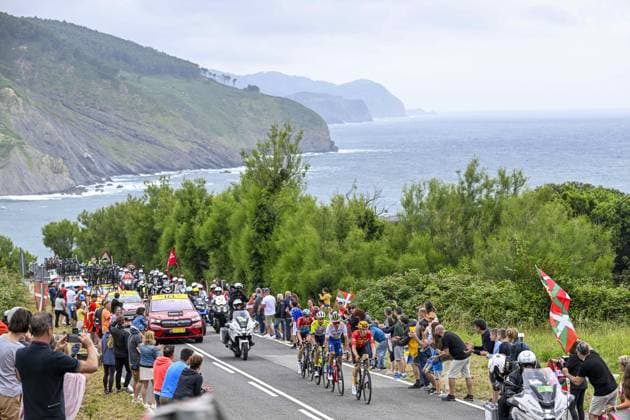 Sport Bilder des Tages BILBAO, SPAIN - JULY 01 : Illustration picture of the peloton during stage 1 of the 110th edition of the Tour de France 2023 cycling race, a stage of 182 kms with start and finish in Bilbao on July 01, 2023 in Bilbao, Spain, 01 07 2023 ( Motordriver Kenny Verfaillie - Tour de France 2023 - Stage 01 PhotoNews Panoramic 