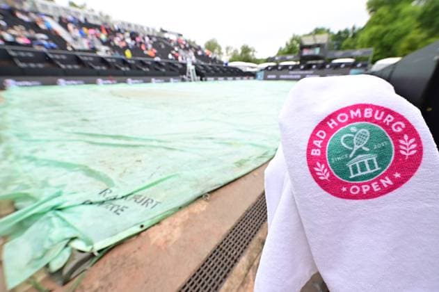 01 07 2023, xbrx, tennis bad homburg open wta 250, emspor, v l FINALS, rain break, stadium view, indoor, grass, cover bad homburg