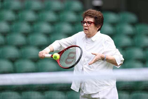 Bilder des Jahres 2023, Sport 07 Juli Sport Themen der Woche KW26 Sport Bilder des Tages 1st July 2023; All England Lawn Tennis and Croquet Club, London, England: Wimbledon Tennis Tournament Practice Day; Billie Jean King practices on centre court with Debbie Jevans  ActionPlus12525570 ShaunxBrooks