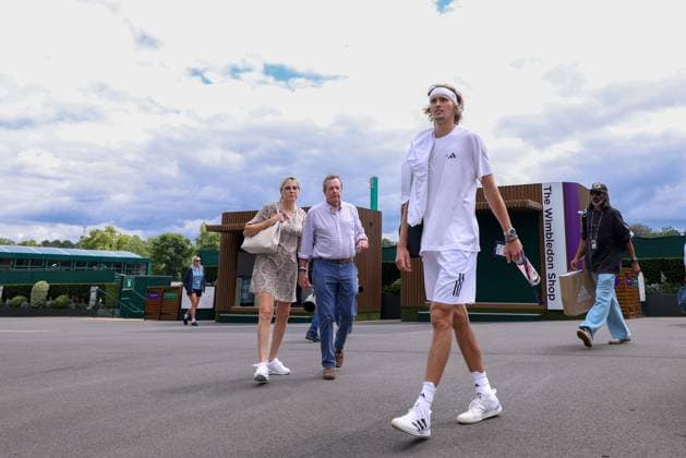 Sport Bilder des Tages 1st July 2023; All England Lawn Tennis and Croquet Club, London, England: Wimbledon Tennis Tournament Practice Day; Alexander Zverev walks through the grounds at Wimbledon  ActionPlus12525575 ShaunxBrooks