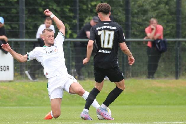Mönchengladbach, Germany 01 July 2023 Test match 2023 2024 Bor Mönchengladbach U23 vs SV Elversberg In the picture from left in duel Kushtrim Asallari Borussia Mönchengladbach U23 and Jannik Rochelt SV Elversberg Borussia Park Square 7 North Rhine Westphalia Copyright: xFotostandx xVanxderxVeldenx