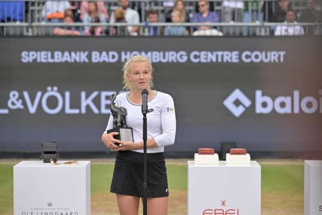 01 07 2023, xbrx, Tennis Bad Homburg Open WTA 250, emspor, v l FINALS, award ceremony, ceremony, 1 place, 1st place, winner, winner, Siniakova, Katerina CZE , smiles, smile, smile, trophaee, trophy Bad Homburg