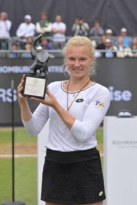 01 07 2023, xbrx, Tennis Bad Homburg Open WTA 250, emspor, v l FINALS, award ceremony, ceremony, 1 place, 1st place, winner, winner, Siniakova, Katerina CZE , smiles, smile, smile, trophaee, trophy Bad Homburg
