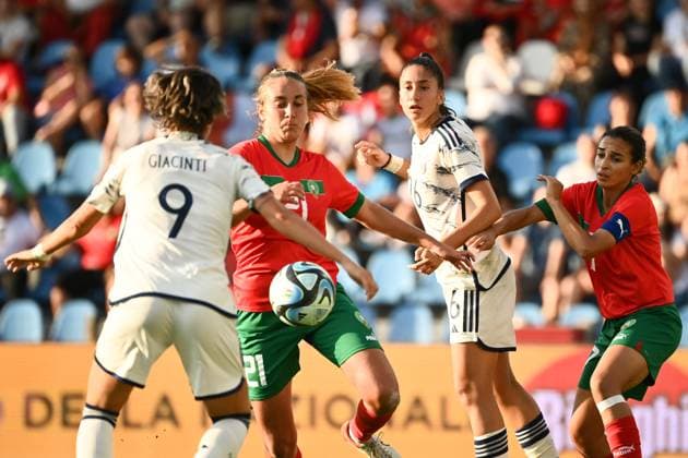 Fußball, Frauen Länderspiel, Italien - Marokko Foto Massimo Paolone LaPresse 1 Luglio 2023 Ferrara, Italia - calcio - Italia vs Marocco - Nazionale A Femminile Gara Amichevole - Stadio Paolo Mazza. Nella foto: Yasmin Mrabet (Marocco) in azione contrastato da Valentina Giacinti (Italia) July 1, 2023 Ferrara, Italy - sport, soccer - Italy vs Morocco - Women s national team, Nationalteam Friendly Match - Paolo Mazza stadium. In the pic: Yasmin Mrabet (Marocco) competes for the ball with Valentina Giacinti (Italia)  Copyright: xMassimoxPaolone LaPressex