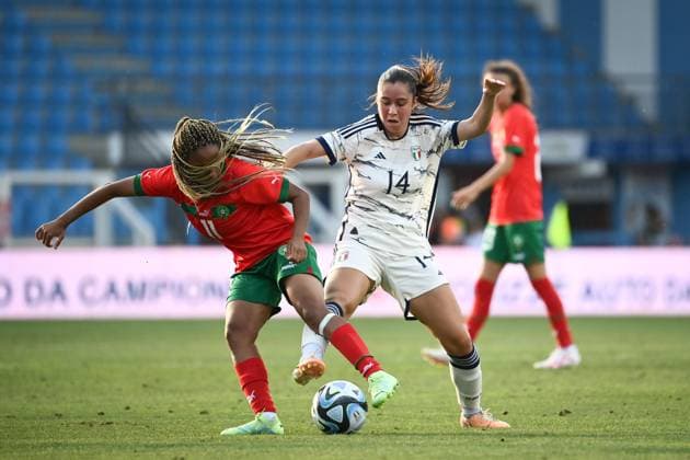 Fußball, Frauen Länderspiel, Italien - Marokko Foto Massimo Paolone LaPresse 1 Luglio 2023 Ferrara, Italia - calcio - Italia vs Marocco - Nazionale A Femminile Gara Amichevole - Stadio Paolo Mazza. Nella foto: Giulia Dragoni (Italia) in azione contrastato da Fatima Tagnaout (Marocco) July 1, 2023 Ferrara, Italy - sport, soccer - Italy vs Morocco - Women s national team, Nationalteam Friendly Match - Paolo Mazza stadium. In the pic: Giulia Dragoni (Italia) competes for the ball with Fatima Tagnaout (Marocco)  Copyright: xMassimoxPaolone LaPressex