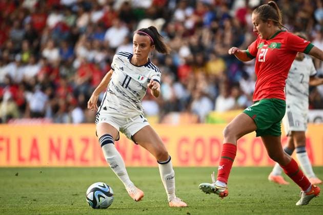 Fußball, Frauen Länderspiel, Italien - Marokko Foto Massimo Paolone LaPresse 1 Luglio 2023 Ferrara, Italia - calcio - Italia vs Marocco - Nazionale A Femminile Gara Amichevole - Stadio Paolo Mazza. Nella foto: Barbara Bonansea (Italia) in azione contrastato da Yasmin Mrabet (Marocco) July 1, 2023 Ferrara, Italy - sport, soccer - Italy vs Morocco - Women s national team, Nationalteam Friendly Match - Paolo Mazza stadium. In the pic: Barbara Bonansea (Italia) competes for the ball with Yasmin Mrabet (Marocco)  Copyright: xMassimoxPaolone LaPressex