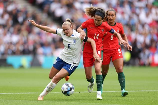 England gegen Portugal 01. Juli 2023, Milton Keynes Internationales Freundschaftsspiel der Frauen England gegen Portugal Georgia Stanway aus England und Dolores Silva aus Portugal Foto Jacques Feeney Abseits Milton Keynes UK  Copyright: xJacquesxFeeneyx xOffsidexOffside