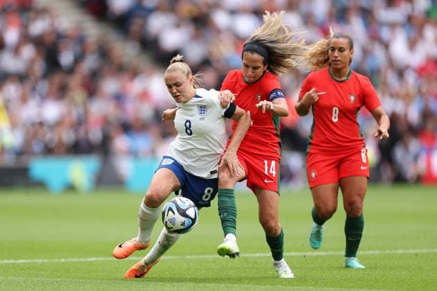 England gegen Portugal 01. Juli 2023, Milton Keynes Internationales Freundschaftsspiel der Frauen England gegen Portugal Georgia Stanway aus England und Dolores Silva aus Portugal Foto Jacques Feeney Abseits Milton Keynes UK  Copyright: xJacquesxFeeneyx xOffsidexOffside