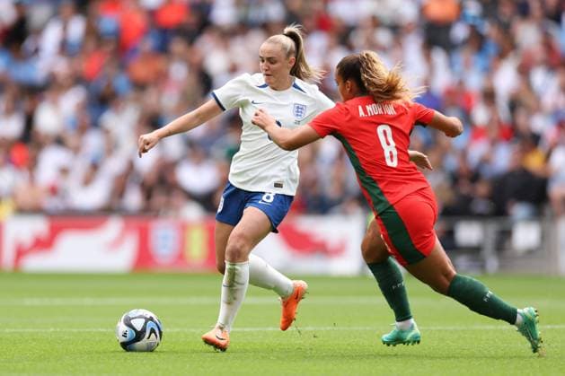 England gegen Portugal 01. Juli 2023, Milton Keynes Internationales Freundschaftsspiel der Frauen England gegen Portugal Georgia Stanway aus England und Andreia Norton aus Portugal Foto Jacques Feeney Abseits Milton Keynes UK  Copyright: xJacquesxFeeneyx xOffsidexOffside