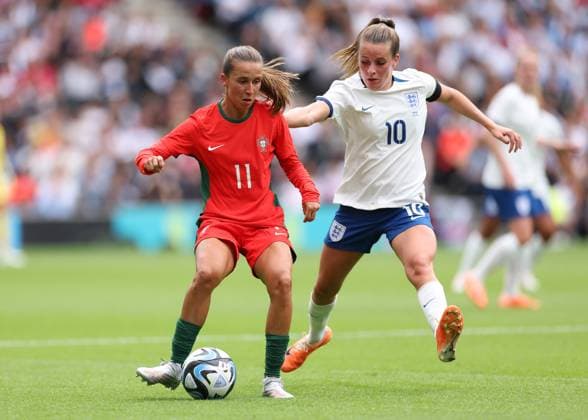 England gegen Portugal 01. Juli 2023, Milton Keynes Internationales Freundschaftsspiel der Frauen England gegen Portugal Tatiana Pinto aus Portugal und Ella Toone aus England Foto Jacques Feeney Abseits Milton Keynes UK  Copyright: xJacquesxFeeneyx xOffsidexOffside