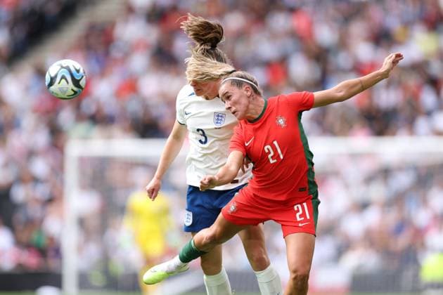 England gegen Portugal 01. Juli 2023, Milton Keynes Internationales Freundschaftsspiel der Frauen England gegen Portugal Niamh Charles (England) und Ana Capeta (Portugal) kämpfen um den Kopfball Foto Jacques Feeney Abseits Milton Keynes UK  Copyright: xJacquesxFeeneyx xOffsidexOffside