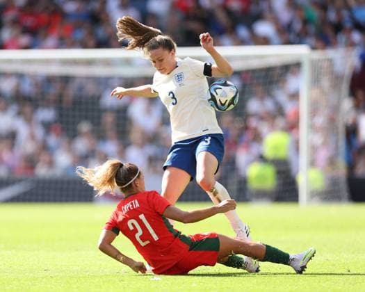 England gegen Portugal 01. Juli 2023, Milton Keynes Internationales Freundschaftsspiel der Frauen England gegen Portugal Niamh Charles (England) wird von Ana Capeta (Portugal) angegriffen Foto Jacques Feeney Abseits Milton Keynes UK  Copyright: xJacquesxFeeneyx xOffsidexOffside