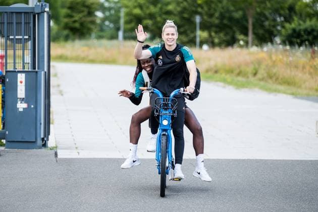 Sport Themen der Woche KW26 Sport Bilder des Tages Trainingseinheit DFB Frauen; 02.07.2023 Nicole Anyomi (Deutschland, 25) kommt auf dem Gepaecktraeger mit Stina Johannes (Deutschland, 12) auf dem Fahrrad beim Training an Trainingseinheit DFB Frauen mit adidas Mitarbeitern und Kindergarten, Herzogenaurach, adidas Homeground *** Training session DFB women 02 07 2023 Nicole Anyomi Germany, 25 arrives on luggage carrier with Stina Johannes Germany, 12 on bike at training session DFB women training session with adidas staff and kindergarten, Herzogenaurach, adidas Homeground Copyright: xBEAUTIFULxSPORTS Wunderlx
