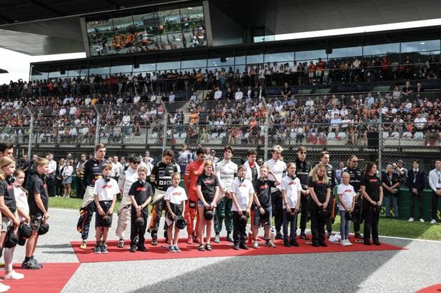 Pilots during the minute of silence for Dilano van t Hoff during the 2023 Formula 1 Rolex Grosser Preis von Osterreich, 2023 Austrian Grand Prix, 9th round of the 2023 Formula One World Championship, WM, Weltmeisterschaft from June 30 to July 2, 2023 on the Red Bull Ring, in Spielberg, Austria - F1 - AUSTRIAN GRAND PRIX 2023 - RACE DPPI Panoramic  G0OD5201 copie 