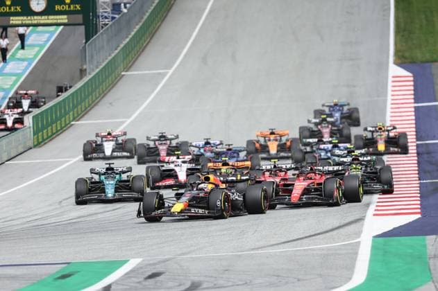 Start race 01 VERSTAPPEN Max (nld), Red Bull Racing RB19, action 16 LECLERC Charles (mco), Scuderia Ferrari SF-23, action during the 2023 Formula 1 Rolex Grosser Preis von Osterreich, 2023 Austrian Grand Prix, 9th round of the 2023 Formula One World Championship, WM, Weltmeisterschaft from June 30 to July 2, 2023 on the Red Bull Ring, in Spielberg, Austria - F1 - AUSTRIAN GRAND PRIX 2023 - RACE DPPI Panoramic G0OD5301 copie