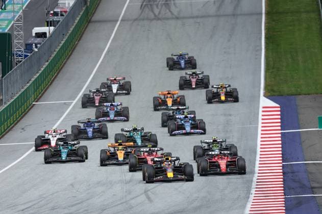 Start race 01 VERSTAPPEN Max (nld), Red Bull Racing RB19, action 16 LECLERC Charles (mco), Scuderia Ferrari SF-23, action during the 2023 Formula 1 Rolex Grosser Preis von Osterreich, 2023 Austrian Grand Prix, 9th round of the 2023 Formula One World Championship, WM, Weltmeisterschaft from June 30 to July 2, 2023 on the Red Bull Ring, in Spielberg, Austria - F1 - AUSTRIAN GRAND PRIX 2023 - RACE DPPI Panoramic G0OD5284 copie