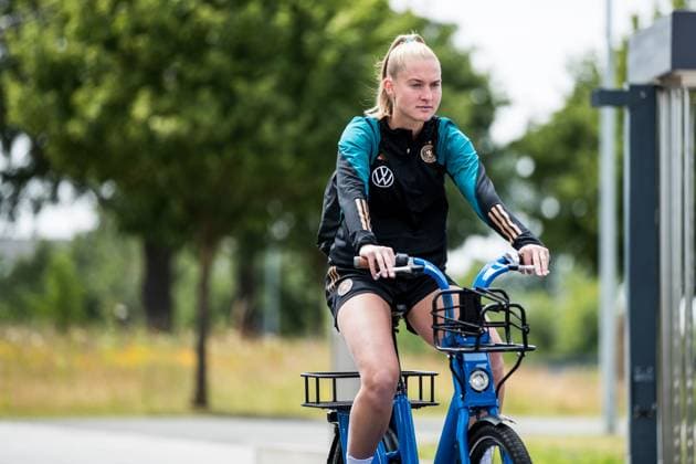 Training session DFB women 02 07 2023 Janina Minge Germany, 29 arrives at training session by bike Afternoon training session DFB women, Herzogenaurach, adidas home ground Copyright: xBEAUTIFULxSPORTS Wunderlx