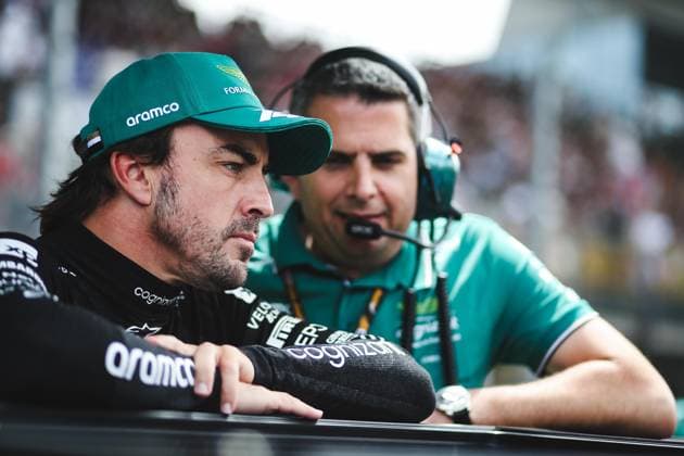FORMULA 1 - GP of Austria 2023 SPIELBERG,AUSTRIA,02.JUL.23 - MOTORSPORTS, FORMULA 1 - Grand Prix of Austria, Red Bull Ring. Image shows Fernando Alonso (ESP Aston Martin) and an engineer.  GEPAxpictures xDanielxGoetzhaber