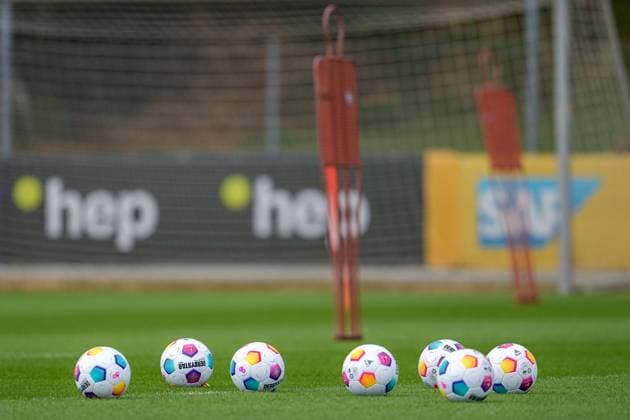 A training dummy and footballs balls of the brand Derbystar Bundesliga Brillant Aps by Select, official match ball, official match ball, symbol photo, symbol picture, symbol, 02 07 2023, Zuzenhausen Germany , football, Bundesliga, training start TSG 1899 Hoffenheim, DFB DFL REGULATIONS PROHIBIT ANY USE OF PHOTOGRAPHS AS IMAGE SEQUENCES AND OR QUASI VIDEO xozx