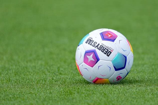 A ball of the brand Derbystar Bundesliga Brillant Aps by Select is lying on the lawn, official match ball, official match ball, symbol photo, symbol picture, symbol, 02 07 2023, Zuzenhausen Germany , football, Bundesliga, training start TSG 1899 Hoffenheim, DFB DFL REGULATIONS PROHIBIT ANY USE OF PHOTOGRAPHS AS IMAGE SEQUENCES AND OR QUASI VIDEO xozx