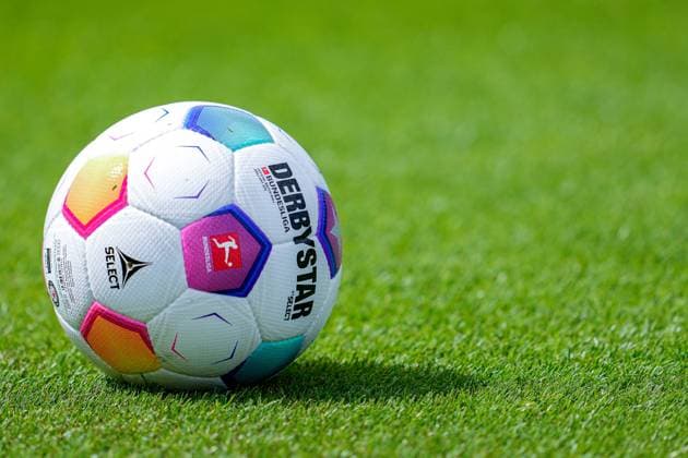 A ball of the brand Derbystar Bundesliga Brillant Aps by Select is lying on the lawn, official match ball, official match ball, symbol photo, symbol picture, symbol, 02 07 2023, Zuzenhausen Germany , football, Bundesliga, training start TSG 1899 Hoffenheim, DFB DFL REGULATIONS PROHIBIT ANY USE OF PHOTOGRAPHS AS IMAGE SEQUENCES AND OR QUASI VIDEO xozx