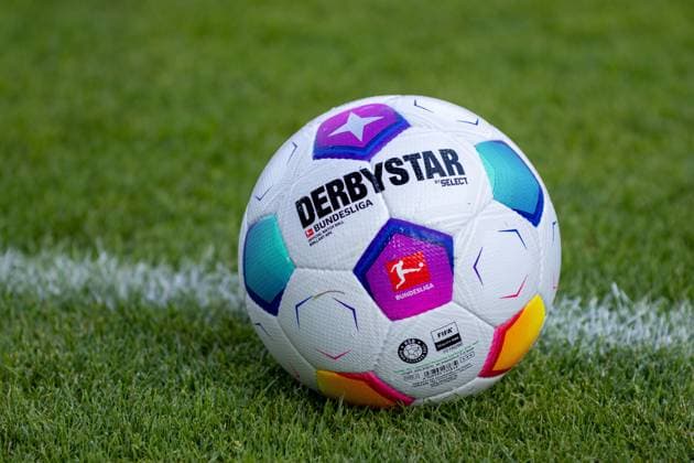 Training kickoff 1 FSV Mainz 05, season 2023 24, 02 07 2023 The official match ball of the DFL 1 Football Bundesliga Derbystar Select Bundesliga Brillant APS is on green turf on white sidelines Official Match Ball Training kickoff 1 FSV Mainz 05, season 2023 24, 02 07 2023 Copyright: xBEAUTIFULxSPORTS Hahnex