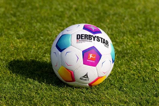 Training kickoff 1 FSV Mainz 05, season 2023 24, 02 07 2023 The official match ball of the DFL 1 Football Bundesliga Derbystar Select Bundesliga Brillant APS run green grass sunshine shade Official Match Ball Training kickoff 1 FSV Mainz 05, season 2023 24, 02 07 2023 Copyright: xBEAUTIFULxSPORTS Hahnex