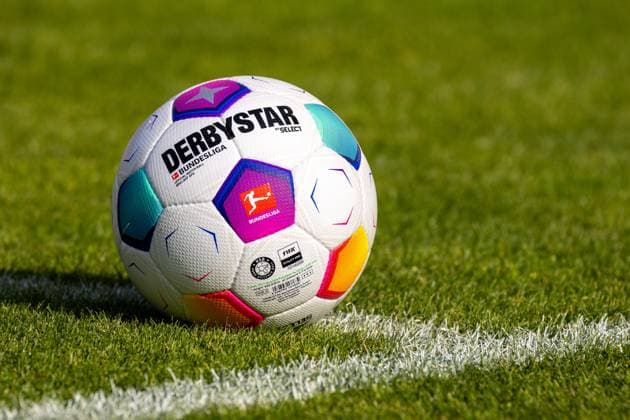 Training kickoff 1 FSV Mainz 05, season 2023 24, 02 07 2023 The official match ball of the DFL 1 Football Bundesliga Derbystar Select Bundesliga Brillant APS is at the corner flag Official Match Ball Training kickoff 1 FSV Mainz 05, season 2023 24, 02 07 2023 Copyright: xBEAUTIFULxSPORTS Hahnex