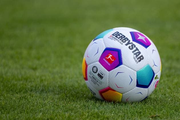 Training kickoff 1 FSV Mainz 05, season 2023 24, 02 07 2023 The official match ball of the DFL 1 Football Bundesliga Derbystar Select Bundesliga Brillant APS is on green grass Official Match Ball Training kickoff 1 FSV Mainz 05, season 2023 24, 02 07 2023 Copyright: xBEAUTIFULxSPORTS Hahnex