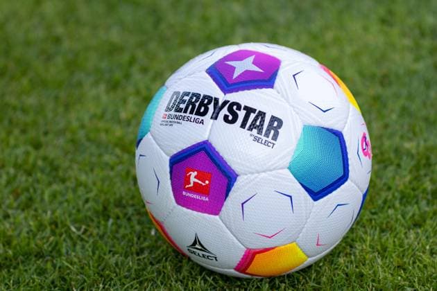 Training kickoff 1 FSV Mainz 05, season 2023 24, 02 07 2023 The official match ball of the DFL 1 Football Bundesliga Derbystar Select Bundesliga Brillant APS is on green grass Official Match Ball Training kickoff 1 FSV Mainz 05, season 2023 24, 02 07 2023 Copyright: xBEAUTIFULxSPORTS Hahnex