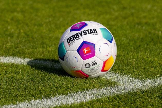 Training kickoff 1 FSV Mainz 05, season 2023 24, 02 07 2023 The official match ball of the DFL 1 Football Bundesliga Derbystar Select Bundesliga Brillant APS is at the corner flag Official Match Ball Training kickoff 1 FSV Mainz 05, season 2023 24, 02 07 2023 Copyright: xBEAUTIFULxSPORTS Hahnex