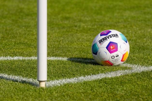 Training kickoff 1 FSV Mainz 05, season 2023 24, 02 07 2023 The official match ball of the DFL 1 Football Bundesliga Derbystar Select Bundesliga Brillant APS is at the corner flag Official Match Ball Training kickoff 1 FSV Mainz 05, season 2023 24, 02 07 2023 Copyright: xBEAUTIFULxSPORTS Hahnex
