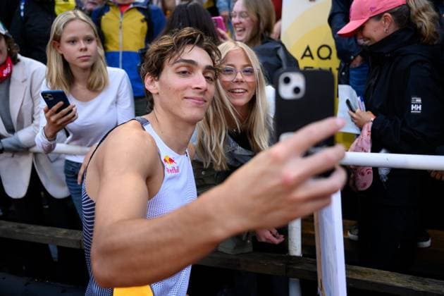 Sport Themen der Woche KW26 Sport Bilder des Tages Sport Bilder des Tages 230702 Armand Duplantis of Sweden meet his fans after competing in men s pole vault during Bauhaus-galan, part of the Diamond League series, on July 2, 2023 in Stockholm. Photo: Joel Marklund BILDBYRAN kod JM JM0496 bbeng friidrott athletics friidrett diamond league bauhaus-galan stockholm publik *** 230702 Armand Duplantis of Sweden meet his fans after competing in men s pole vault during Bauhaus galan, part of the Diamond League series, on July 2, 2023 in Stockholm Photo Joel Marklund BILDBYRAN kod JM JM0496 bbeng friidrott athletics friidrett diamond league bauhaus galan stockholm publik  Copyright: JOELxMARKLUND BB230702JM136