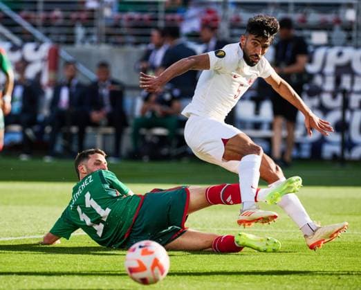 RECORD DATE NOT STATED 2023 CONCACAF Gold Cup Mexico vs Qatar (L-R), Santiago Gimenez of Mexico and Tarek Salman of Qatar during the game Mexico (Mexican national team, Nationalteam vs Qatar, corresponding to group B of the CONCACAF Gold Cup 2023, at Levis Stadium, on July 02, 2023. <br><br> (I-D), Santiago Gimenez de Mexico y Tarek Salman de Qatar durante el partido Mexico (Seleccion Nacional de Mexico) vs Qatar, correspondiente al grupo B de la Copa Oro de la CONCACAF 2023, en el Levis Stadium, el 02 de Julio de 2023. SANTA CLARA CALIFORNIA ESTADOS UNIDOS Copyright: xJorgexMartinezx 20230702204937_CGC_GB_MEX_QAT_SALMAN25