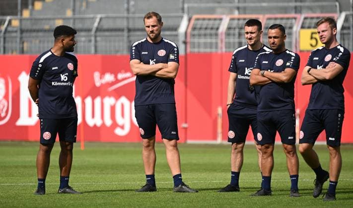 Sport Themen der Woche KW26 Sport Bilder des Tages 02.07.2023, xjhx, Fussball 1.Bundesliga, FSV Mainz 05 Trainingsauftakt Saison 2023 24 emspor, v.l. Trainer Bo Svensson (FSV Mainz 05) (DFL DFB REGULATIONS PROHIBIT ANY USE OF PHOTOGRAPHS as IMAGE SEQUENCES and or QUASI-VIDEO) Mainz *** 02 07 2023, xjhx, football 1 Bundesliga, FSV Mainz 05 training kick-off season 2023 24 emspor, v l coach Bo Svensson FSV Mainz 05 DFL DFB REGULATES PROHIBIT ANY USE OF PHOTOGRAPHS as IMAGE SEQUENCES and or QUASI VIDEO Mainz