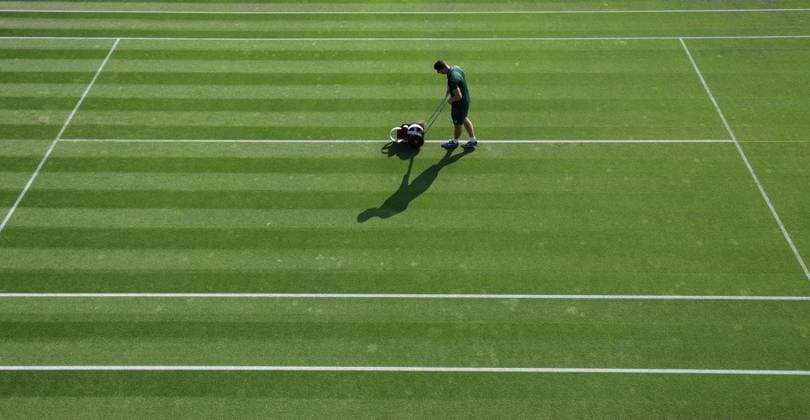 Wimbledon Tag Eins 3. Juli 2023, Wimbledon Wimbledon Tennis Championships Tag Eins Ein Platzwart malt die Linien auf einem der Außenplätze Foto Charlotte Wilson Abseits Wimbledon UK  Copyright: xCharlottexWilsonx xOffsidexOffside