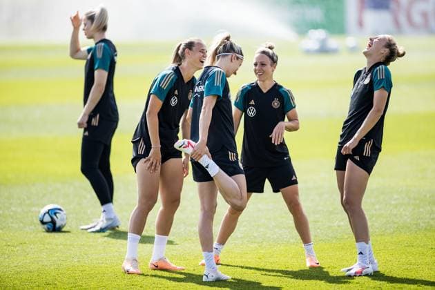 Sport Themen der Woche KW27 Sport Bilder des Tages Trainingseinheit DFB Frauen; 03.07.2023 Klara Buehl (Deutschland, 19), Kathrin Hendrich (Deutschland, 3), Svenja Huth (Deutschland, 9), Carolin Simon (Deutschland, 2) lachen Trainingseinheit DFB Frauen, Herzogenaurach, adidas Homeground *** training session DFB women 03 07 2023 Klara Buehl Germany, 19 , Kathrin Hendrich Germany, 3 , Svenja Huth Germany, 9 , Carolin Simon Germany, 2 laugh training session DFB women, Herzogenaurach, adidas Homeground Copyright: xBEAUTIFULxSPORTS Wunderlx
