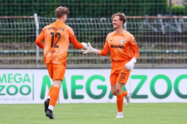 Chemie Leipzig Hapoel Kfar Saba test match Leipzig, 01 07 2023, Alfred Kunze Sportpark, football, test match , BSG Chemie Leipzig v Hapoel Kfar Saba FC 2 League, Israel 1 1 0 0 , Chemie player changes In the picture v l goalkeeper Jonas Janke Chemie comes for goalkeeper Lenno Udo Schmidt 22, Chemie , Picture Point