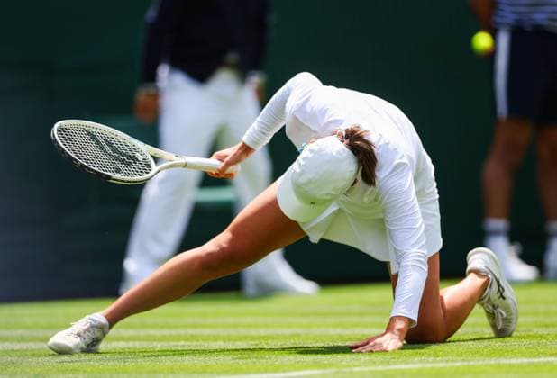 Mandatory Credit: Photo by Ella Ling Shutterstock (13992814k) Iga Swiatek in first round action picks herself up after sliding Wimbledon Tennis Championships, Day 1, The All England Lawn Tennis and Croquet Club, London, UK - 03 Jul 2023 Wimbledon Tennis Championships, Day 1, The All England Lawn Tennis and Croquet Club, London, UK - 03 Jul 2023  Copyright: xEllaxLing Shutterstockx 13992814k