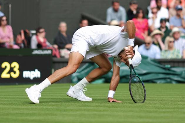 Wimbledon Tag Eins 3. Juli 2023, Wimbledon Wimbledon Tennis Championships Tag Eins Pedro Cachin ARG rutscht wegen des Regens während seines Herreneinzelspiels in der ersten Runde gegen Novak Djokovic SRB aus Foto Charlotte Wilson Offside Wimbledon UK  Copyright: xCharlottexWilsonx xOffsidexOffside