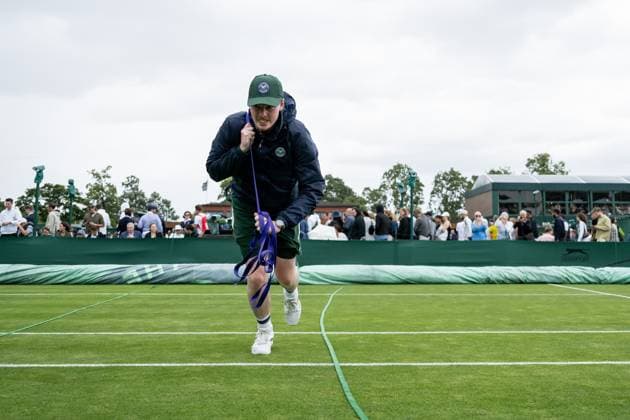 230703 Staff pull the rain cover over court number five during day 1 of Wimbledon on July 3, 2023 in London Photo Jesper Zerman BILDBYRAN COP 234 JZ0389 tennis wimbledon day 1 bbeng  Copyright: JESPERxZERMAN BB230703JZ005