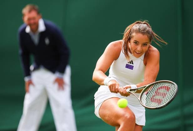 Sport Bilder des Tages Mandatory Credit: Photo by Ella Ling Shutterstock (13992814bm) Jodie Burrage In action Wimbledon Tennis Championships, Day 1, The All England Lawn Tennis and Croquet Club, London, UK - 03 Jul 2023 Wimbledon Tennis Championships, Day 1, The All England Lawn Tennis and Croquet Club, London, UK - 03 Jul 2023  Copyright: xEllaxLing Shutterstockx 13992814bm