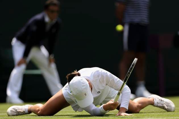 Sport Bilder des Tages (230703) -- LONDON, July 3, 2023 -- Iga Swiatek of Poland competes during the women s singles 1st round match against Zhu Lin of China at Wimbledon Tennis Championship in London, Britain, on July 3, 2023. ) (SP)BRITAIN-LONDON-TENNIS-WIMBLEDON-WOMEN S SINGLES HanxYan 