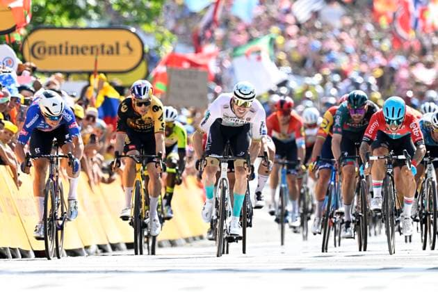 Sport Bilder des Tages BAYONNE, FRANCE - JULY 03 : Philipsen Jasper (BEL) of Alpecin-Deceuninck, Bauhaus Phil (GER) of Bahrain - Victorious, Ewan Caleb (AUS) of Lotto Dstny, Jakobsen Fabio (NLD) of Soudal - Quick Step, Van Aert Wout (BEL) of Jumbo-Visma during stage 3 of the 110th edition of the Tour de France 2023 cycling race, a stage of 185 kms with start in Amorebieta and finish in Bayonne on July 03, 2023 in Bayonne, France, 03 07 2023 ( Motordriver Kenny Verfaillie - Tour de France 2023 - Stage 03 PhotoNews Panoramic 