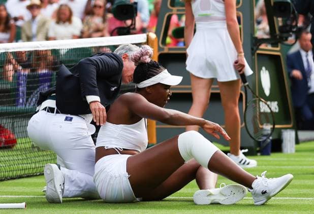 Mandatory Credit: Photo by Ella Ling Shutterstock (13992814cp) Venus Williams lies injured on Centre Court after falling and appearing to hurt her Knee Wimbledon Tennis Championships, Day 1, The All England Lawn Tennis and Croquet Club, London, UK - 03 Jul 2023 Wimbledon Tennis Championships, Day 1, The All England Lawn Tennis and Croquet Club, London, UK - 03 Jul 2023  Copyright: xEllaxLing Shutterstockx 13992814cp