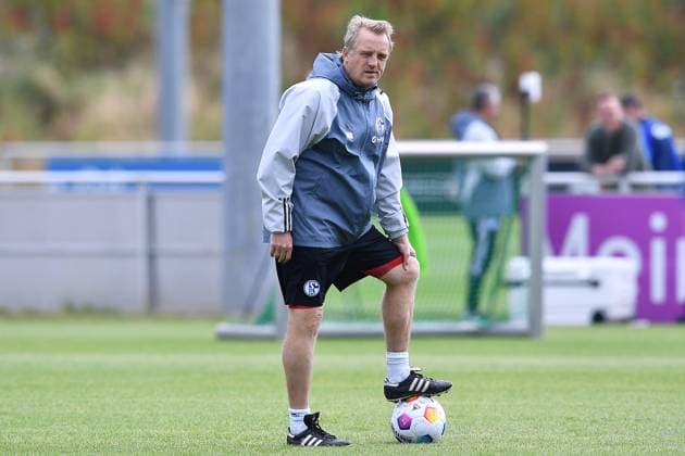 Sport Themen der Woche KW27 Sport Bilder des Tages Fußball 2. Bundesliga Training FC Schalke 04 am 03.07.2023 auf dem Trainingsgelände an der Veltins Arena in Gelsenkirchen Mike Büskens ( Co-Trainer Schalke ) *** Soccer 2 Bundesliga training FC Schalke 04 on 03 07 2023 at the training ground at the Veltins Arena in Gelsenkirchen Mike Büskens Co Trainer Schalke xRx