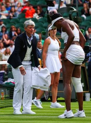 Mandatory Credit: Photo by Ella Ling Shutterstock (13992814dc) Venus Williams receives treatment after falling and appearing to hurt her knee as Elina Svitolina looks on concerned Wimbledon Tennis Championships, Day 1, The All England Lawn Tennis and Croquet Club, London, UK - 03 Jul 2023 Wimbledon Tennis Championships, Day 1, The All England Lawn Tennis and Croquet Club, London, UK - 03 Jul 2023  Copyright: xEllaxLing Shutterstockx 13992814dc