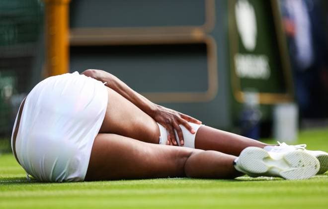 Sport Bilder des Tages Mandatory Credit: Photo by Ella Ling Shutterstock (13992814dp) Venus Williams lies injured on Centre Court after falling and appearing to hurt her knee Wimbledon Tennis Championships, Day 1, The All England Lawn Tennis and Croquet Club, London, UK - 03 Jul 2023 Wimbledon Tennis Championships, Day 1, The All England Lawn Tennis and Croquet Club, London, UK - 03 Jul 2023  Copyright: xEllaxLing Shutterstockx 13992814dp